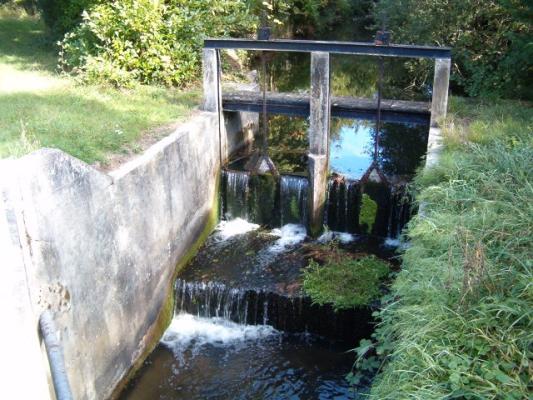 Ouvrage de Gué Bourdon à Ingrannes avec 2 vannes crémaillère en position basse, avec 2 chute d'eau, celle du barrage et celle du radier béton de l'ouvrage